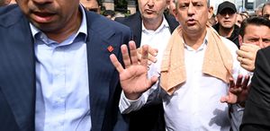 Özgür Özel’in CHP Genel Merkez’deki arbedeyle ilgili ilk kez açıkladığı detay: Bellerinde kasaturalarla geldiler