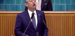 Özgür Özel, parti grubunda ağzını bozdu: Göbek atıyor yavşaklar