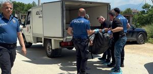 Eşini çocuğunun yanında defalarca bıçaklayarak öldürdü