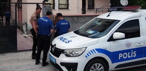 Uzaklaştırma kararı olan koca, çocuklarının gözü önünde eşini boynundan bıçakladı