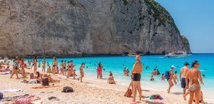 Turist akınına uğruyordu Dünyaca ünlü plaja giriş yasaklandı
