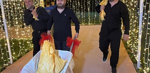 Tokat’ta arkadaşları damada 10 bin liralık madeni para taktı