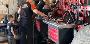 Yemek bırakmak için kocasının araç tamir atölyesine geldi, motor ustası oldu