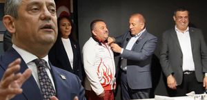 Gürsel Tekin, CHP’ye geri dönen partililere rozet taktı
