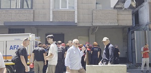 Küçükçekmece’de yıkımı yapılan binada kısmi çökme yaşandı 3 işçi yaralandı