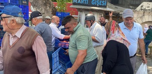 Halde alıcı bulamadığı 4 ton domatesi vatandaşlara ücretsiz dağıttı