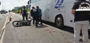 Arızalanan otobüse çarpan motosiklet sürücüsü, arkadan gelen otomobilin çarpması sonucu can verdi