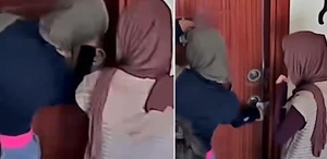 Eve girmeye çalışan hırsızlar kamerayı fark edince binadan kaçtı