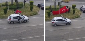 Rüzgarda ipi kopan Türk bayrağını vatandaşlar korudu