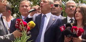 Özgür Özel, TBMM önünde alanda bulunan kalabalığa hitap ediyor