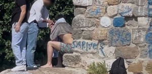 Tarihi yapıları sprey boyayla boyadılar