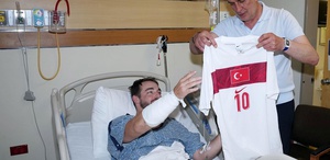 TFF Başkanı Hacıosmanoğlu, kaza geçiren ABD’li polisi hastanede ziyaret etti