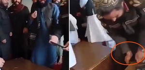 Taliban akıllı telefonlara da savaş açtı, kameralar önünde parçaladılar