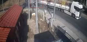 Bornova’da feci kaza: Tıra çarpan otomobilin sürücüsü hayatını kaybetti