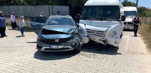 Manavgat’ta okul servisi otomobille çarpıştı: 7’si çocuk 9 yaralı