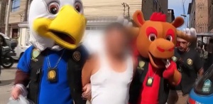 Dünya Kupası maskotu sandı, karşısında polisi buldu