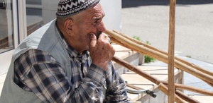 Hayatta kimsesi kalmayınca tarım aletlerini kaldırım kenarında satışa çıkardı