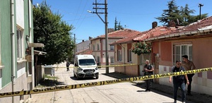Sürücüsünün geri manevra yaptığı hafif ticari aracın çarptığı yaya öldü