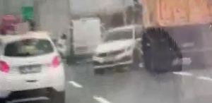 Tır, otomobili metrelerce sürükledi