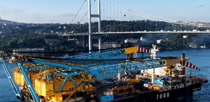 Dev vinç gemisi İstanbul Boğazı’ndan geçiyor