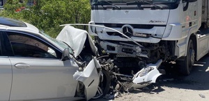 Kafa kafaya çarpıştılar Lüks otomobilden geriye hurda yığını kaldı