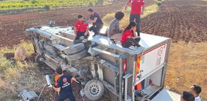 Mardin’de Kızılay aracı devrildi: 4 yaralı