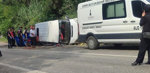 İzmir’de tarım işçilerini taşıyan minibüs devrildi: 1 ölü, 11 yaralı