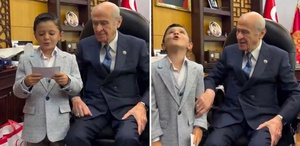 Bir ilkokul öğrencisi, Devlet Bahçeli’ye şiir okuyup uludu