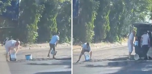 Yola yeni dökülen sıcak asfaltı kovalarla çaldılar