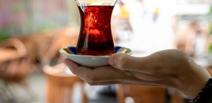 Balkona çay içmeye çıktı, karşısında dev yılanı görünce donakaldı