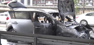 Üsküdar’da alev alev yanan SUV kullanılamaz hale geldi
