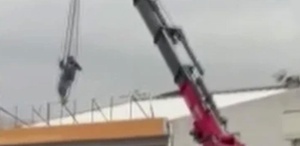 Ankara’da bir kişi vinçte sallandı: O anlar kameraya yansıdı