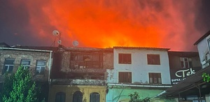 İstanbul’un kalbinde korkutan yangın Tarihi han alevlere teslim oldu
