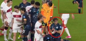 Türkiye’ye gol atan Paraguaylı futbolcu hakemin kolundaki saati çalmış