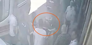 Krikodan düşen aracın altında kalan kaporta ustası yaralandı