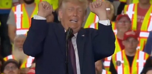 Donald Trump’tan kürsüde ilginç hareketler