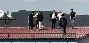 Türkiye’yi gezip çatılara çıkıyor “İntiharkolik“ yine sahnede