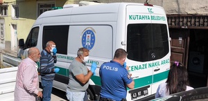 Annesinin cesediyle günlerce aynı evde yaşadı