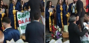 Mezuniyet töreninde kriz çıkartan pankart Zorla ellerinden aldılar