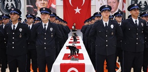 Amasya’da polis adaylarının gurur günü: Mezuniyeti “Erik dalı“ oynayarak kutladılar