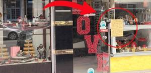 Cam silmekten yorulan esnafın eşi çareyi vitrine not asmakta buldu