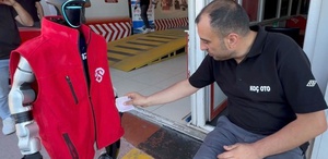 Sanayide işe başlayan robot çırağın ilk isteği ’zam’ oldu