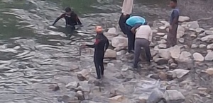 Bitlis’te dereye giren 3 kardeşten biri hayatını kaybetti, birini babası kurtardı, diğeri ise kayıp