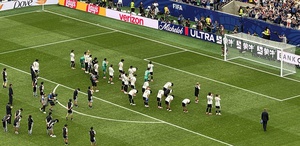 Japon futbolcular, Brezilya’ya elendiği için taraftarların önünde eğilerek özür diledi
