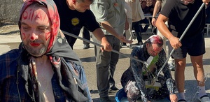 İşkence gibi eğlence Şalvar giydirilip, boynuna çan takıldı, fırçayla yıkandı