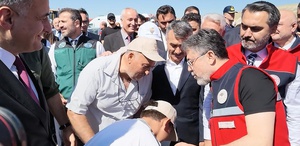 Bakan Yumaklı’dan elini öpmek isteyen çocuğa esprili cevap