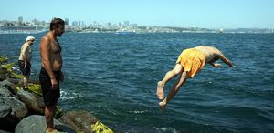 İstanbul’da sıcak hava bunalttı: Kimi denizde serinledi kimi gölgelik alanda dinlendi