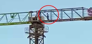 Vinç operatörü 40 metre yükseklikte namaz kılıp çalışmaya devam etti