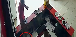 Tuvalet bahanesiyle girdiği restorandan cep telefonu, camiden seyyar merdiven çaldı