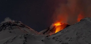 Etna Yanardağı güçlü kül püskürttü, hava trafiği etkilendi